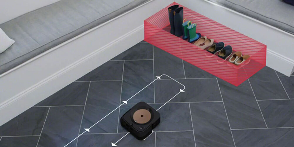 Un Roomba évitant des chaussures