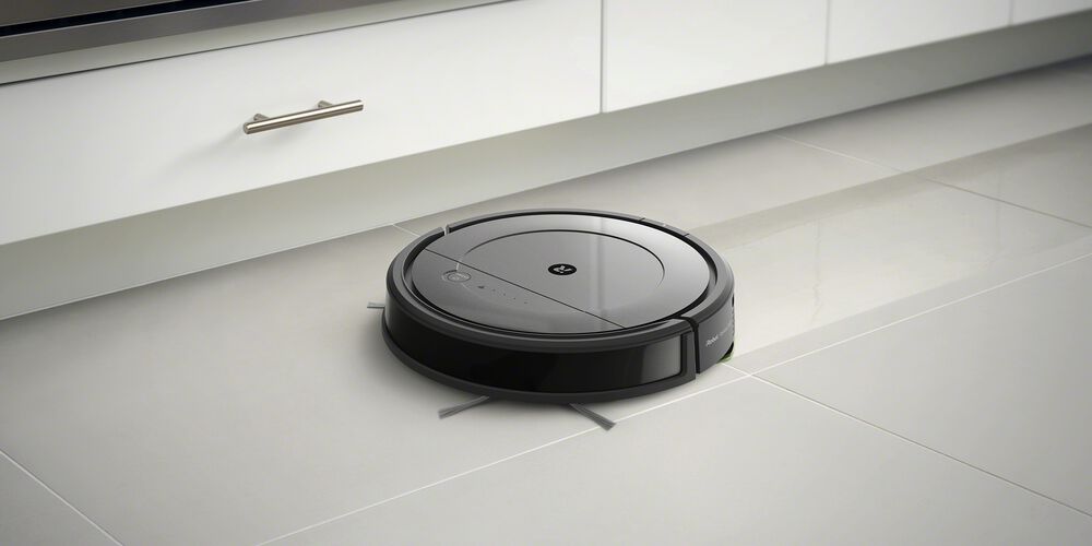 Roomba Combo® avec des objets dans une maison