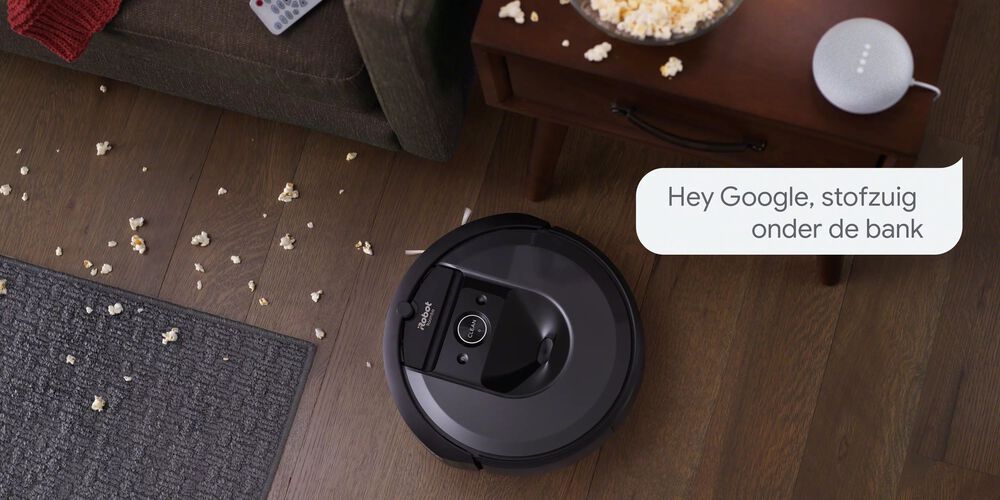 Communiceren met een Roomba via Alexa in een kamer met popcorn op de vloer